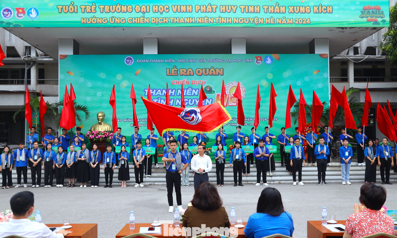 Đại diện Đảng ủy Trường Đại học Vinh cùng đại diện lực lượng sinh viên tình nguyện thực hiện nghi thức trao cờ truyền thống phát động chiến dịch Thanh niên tình nguyện Hè năm 2024. Đại diện Đảng ủy Trường Đại học Vinh cùng đại diện lực lượng sinh viên tình nguyện thực hiện nghi thức trao cờ truyền thống phát động chiến dịch Thanh niên tình nguyện Hè năm 2024.