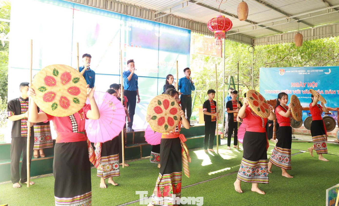 Sau chương trình, các đại biểu, đoàn viên, thanh niên đã được tham gia các hoạt động hưởng ứng như: Workshop thực hành, trải nghiệm văn hóa truyền thống; chơi các trò chơi dân gian, làm bánh, nấu cơm lam đậm đà hương vị núi rừng…