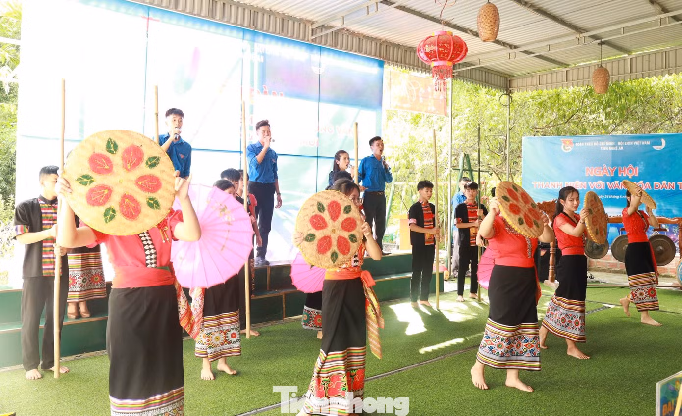 Sau chương trình, các đại biểu, đoàn viên, thanh niên đã được tham gia các hoạt động hưởng ứng như: Workshop thực hành, trải nghiệm văn hóa truyền thống; chơi các trò chơi dân gian, làm bánh, nấu cơm lam đậm đà hương vị núi rừng…