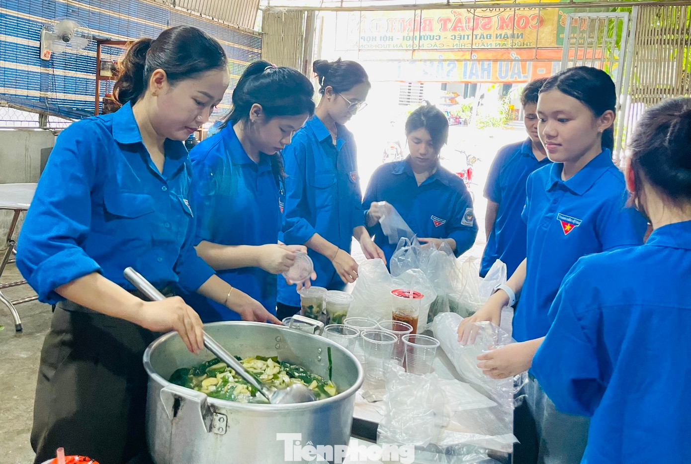 Những suất cơm đủ chất dinh dưỡng, đảm bảo vệ sinh an toàn, sạch sẽ.