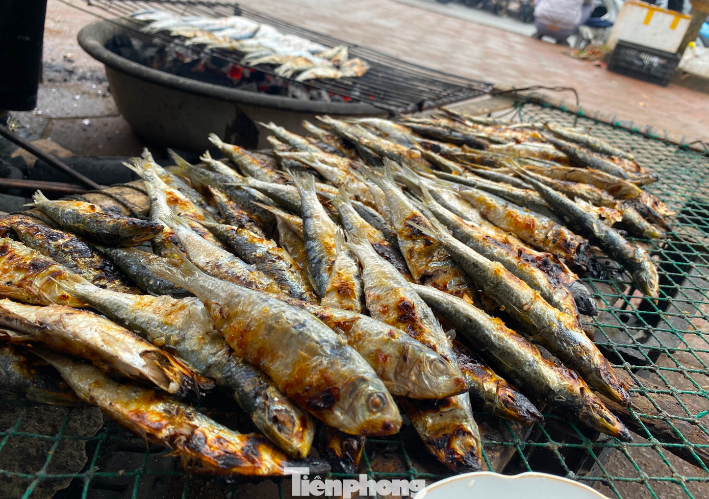 Cá trích nướng được bán với giá từ 2.000-5.000 đồng/con, tùy kích cỡ lớn, nhỏ của cá.