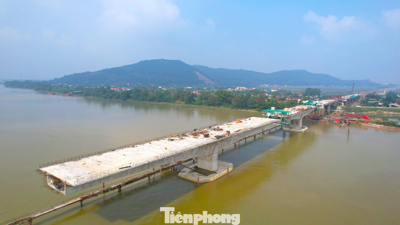 Cây cầu có thiết kế rộng 17m với tổng giá trị hơn 1.200 tỷ đồng. Sau khi hoàn thiện, đây là cây cầu dài nhất trên tuyến cao tốc Bắc - Nam đoạn Diễn Châu - Bãi Vọt. Cây cầu có thiết kế rộng 17m với tổng giá trị hơn 1.200 tỷ đồng. Sau khi hoàn thiện, đây là cây cầu dài nhất trên tuyến cao tốc Bắc - Nam đoạn Diễn Châu - Bãi Vọt.