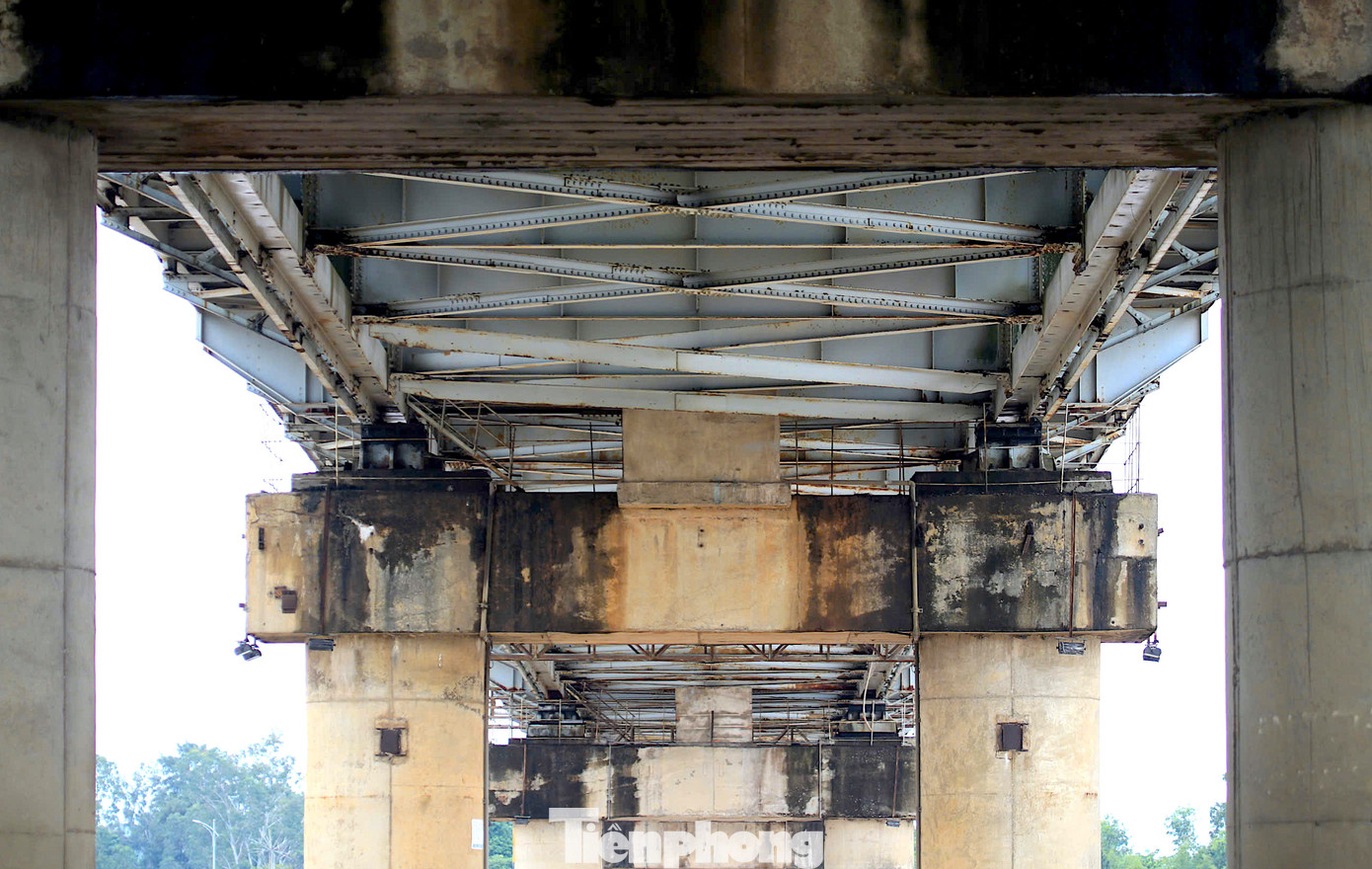 Cầu Bến Thủy 1 có kết cấu tương đồng với cầu Phong Châu. Ở giữa, cầu được thiết kế giàn thép, trụ cầu bằng bê tông. Cầu Bến Thủy 1 có kết cấu tương đồng với cầu Phong Châu. Ở giữa, cầu được thiết kế giàn thép, trụ cầu bằng bê tông.