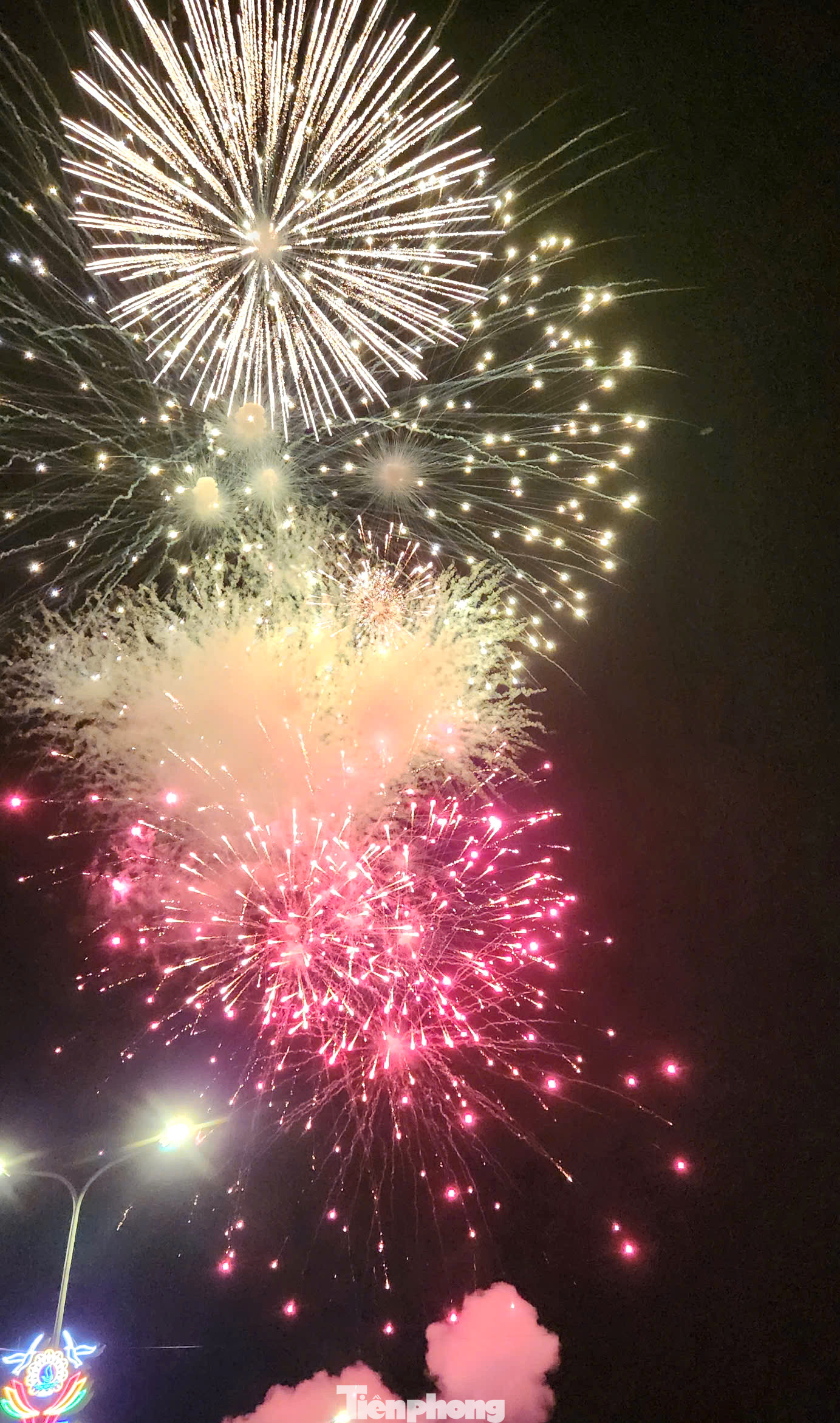 Pháo hoa được bắn tầm cao với 2 địa điểm giúp du khách dễ chiêm ngưỡng.