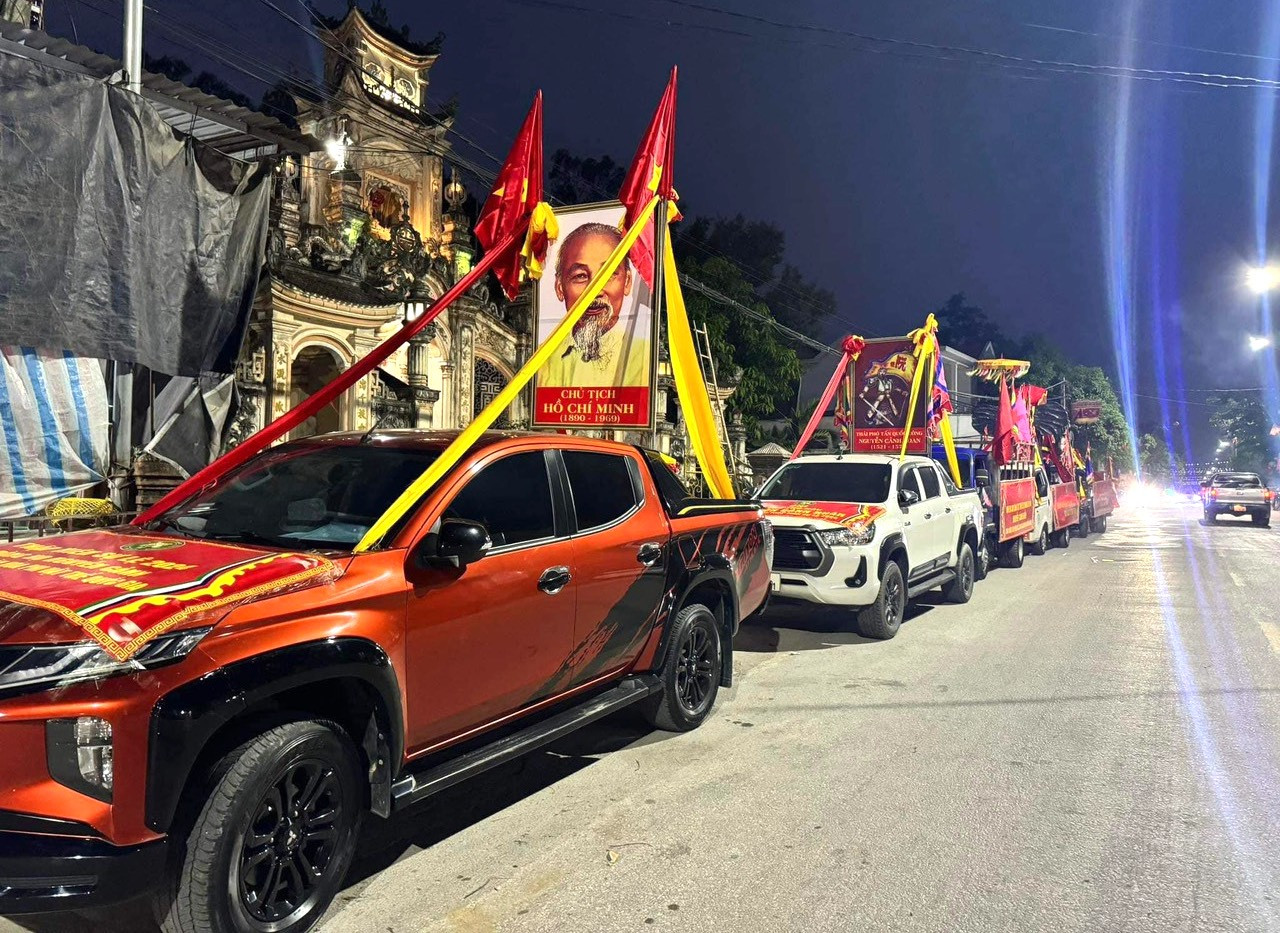 Lễ hội đền Nguyễn Cảnh Hoan diễn ra với nhiều nghi lễ độc đáo, lễ rước hoành tráng. Lễ hội đền Nguyễn Cảnh Hoan diễn ra với nhiều nghi lễ độc đáo, lễ rước hoành tráng.