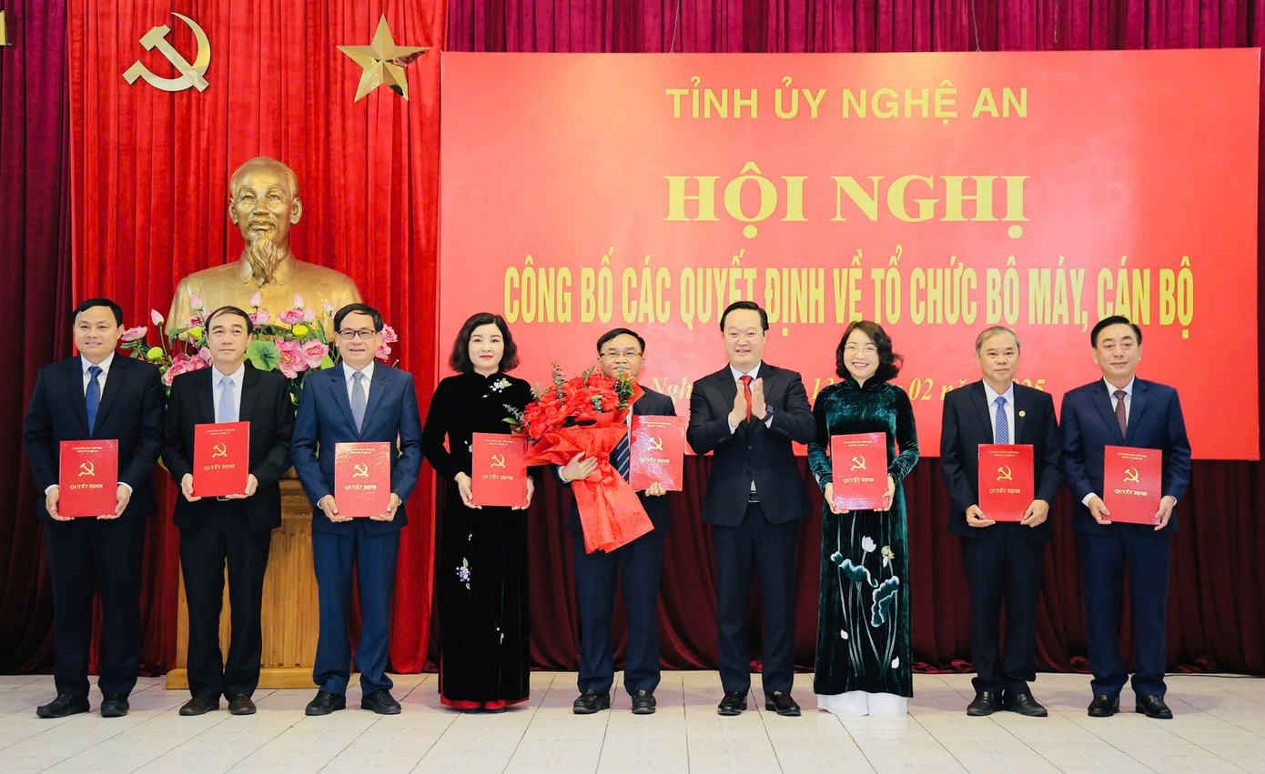 Bí thư Tỉnh uỷ Nghệ An Nguyễn Đức Trung trao quyết định hợp nhất Ban Tuyên giáo Tỉnh ủy với Ban Dân vận Tỉnh ủy, thành Ban Tuyên giáo và Dân vận Tỉnh ủy; trao quyết định bổ nhiệm Trưởng Ban, các Phó Trưởng Ban Tuyên giáo và Dân vận Tỉnh ủy. (Ảnh: THNA). Bí thư Tỉnh uỷ Nghệ An Nguyễn Đức Trung trao quyết định hợp nhất Ban Tuyên giáo Tỉnh ủy với Ban Dân vận Tỉnh ủy, thành Ban Tuyên giáo và Dân vận Tỉnh ủy; trao quyết định bổ nhiệm Trưởng Ban, các Phó Trưởng Ban Tuyên giáo và Dân vận Tỉnh ủy. (Ảnh: THNA).