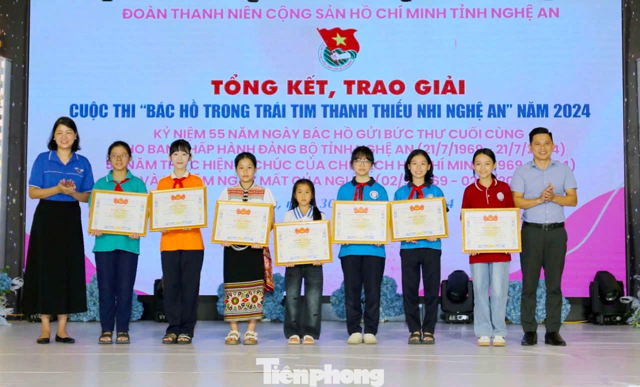 Trao giải Khuyến khích cho các tác giả, nhóm tác giả dự thi.