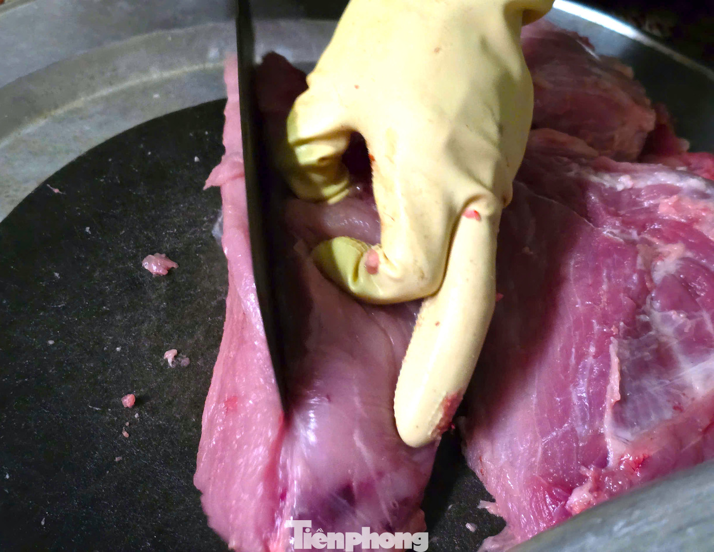 Hàng ngày, chị Nga sẽ đặt mua thịt trâu, bò, lợn của người dân bản địa. Thịt được chọn làm phải là thịt mông, tươi ngon. Sau khi mua về, thịt được làm sạch, lọc gân, mỡ rồi cắt thành từng miếng to bằng bàn tay dài từ 25-30cm. Hàng ngày, chị Nga sẽ đặt mua thịt trâu, bò, lợn của người dân bản địa. Thịt được chọn làm phải là thịt mông, tươi ngon. Sau khi mua về, thịt được làm sạch, lọc gân, mỡ rồi cắt thành từng miếng to bằng bàn tay dài từ 25-30cm.