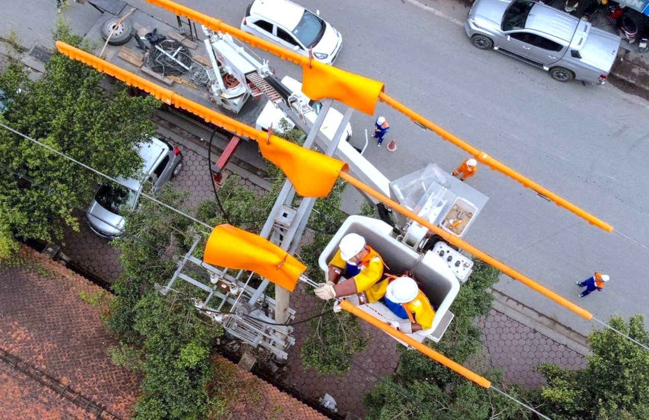 Đội Hotline PC Nghệ An thực hiện xử lý tiếp xúc cung lèo, ngăn ngừa sự cố. Việc ứng dụng công nghệ hiện đại vào công tác sửa chữa, vận hành lưới điện đã góp phần đảm bảo cung ứng điện an toàn và ổn định, nâng cao độ tin cậy cung cấp điện. Đội Hotline PC Nghệ An thực hiện xử lý tiếp xúc cung lèo, ngăn ngừa sự cố. Việc ứng dụng công nghệ hiện đại vào công tác sửa chữa, vận hành lưới điện đã góp phần đảm bảo cung ứng điện an toàn và ổn định, nâng cao độ tin cậy cung cấp điện.