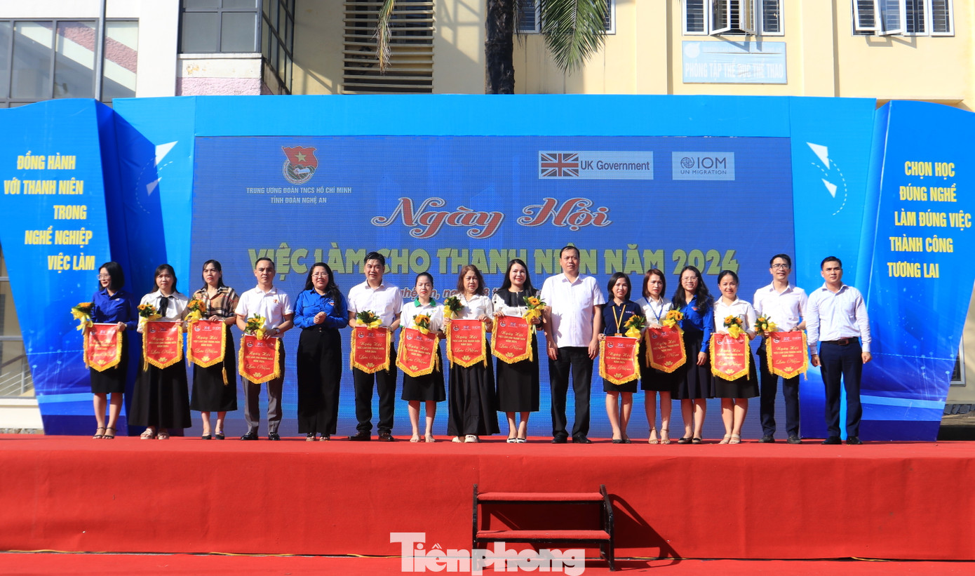 Ban tổ chức tặng cờ lưu niệm cho các doanh nghiệp, đơn vị tham gia Ngày hội việc làm năm 2024. Ban tổ chức tặng cờ lưu niệm cho các doanh nghiệp, đơn vị tham gia Ngày hội việc làm năm 2024.