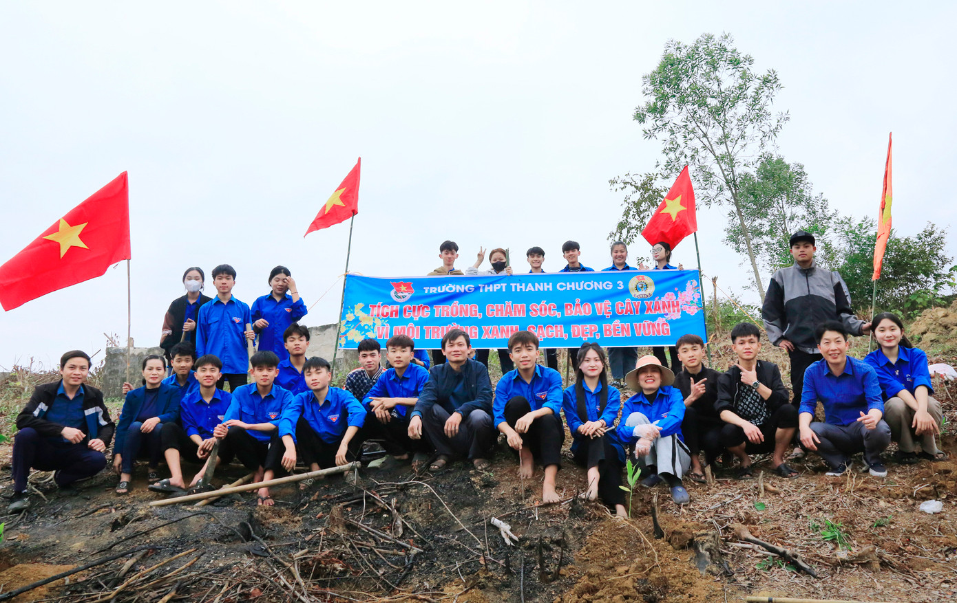 “Buổi lễ trồng cây là một hoạt động thực tiễn nhằm xây dựng thói quen và ý thức về việc chăm sóc thiên nhiên và bảo vệ môi trường cho các em học sinh ngay từ khi còn ngồi trên ghế nhà trường. Đây cũng là một bài học lớn về tinh thần bảo vệ thiên nhiên, thể hiện tình yêu quê hương đất nước của mỗi thầy trò trong nhà trường. Những cây được trồng hôm nay sẽ phát triển xanh tốt trong những năm tiếp theo và sẽ trở thành minh chứng cho sự đóng góp của thầy và trò trường THPT Thanh Chương 3 trong việc bảo vệ, gìn giữ cảnh quan môi trường xanh, sạch đẹp”, thầy Nguyễn Văn Minh nói. “Buổi lễ trồng cây là một hoạt động thực tiễn nhằm xây dựng thói quen và ý thức về việc chăm sóc thiên nhiên và bảo vệ môi trường cho các em học sinh ngay từ khi còn ngồi trên ghế nhà trường. Đây cũng là một bài học lớn về tinh thần bảo vệ thiên nhiên, thể hiện tình yêu quê hương đất nước của mỗi thầy trò trong nhà trường. Những cây được trồng hôm nay sẽ phát triển xanh tốt trong những năm tiếp theo và sẽ trở thành minh chứng cho sự đóng góp của thầy và trò trường THPT Thanh Chương 3 trong việc bảo vệ, gìn giữ cảnh quan môi trường xanh, sạch đẹp”, thầy Nguyễn Văn Minh nói.