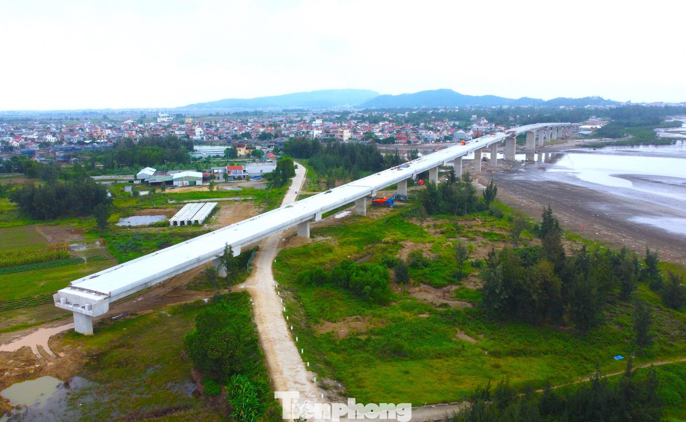 Có 5 cầu lớn gồm: Cầu Hoàng Mai, cầu Lạch Quèn, cầu Cửa Thơi, cầu Lạch Vạn, cầu Nghi Quang. Trong ảnh là cầu Cửa Thơi bắc qua sông Thái nối xã Sơn Hải với xã Quỳnh Thọ (huyện Quỳnh Lưu, Nghệ An), cầu dài 887 m với 20 nhịp, hiện cầu đã hợp long và gần hoàn thiện.