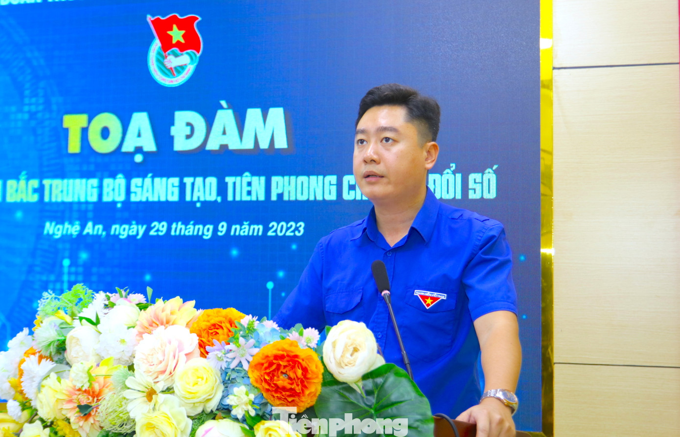 Bí thư Tỉnh Đoàn Nghệ An Lê Văn Lương - Trưởng cụm Bắc Trung Bộ nhấn mạnh, chuyển đổi số là thách thức nhưng cũng là cơ hội để thanh niên bứt phá, tạo ra những giá trị mới. Bí thư Tỉnh Đoàn Nghệ An Lê Văn Lương - Trưởng cụm Bắc Trung Bộ nhấn mạnh, chuyển đổi số là thách thức nhưng cũng là cơ hội để thanh niên bứt phá, tạo ra những giá trị mới.