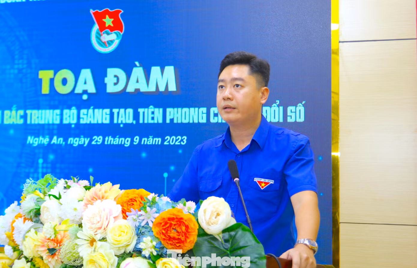 Bí thư Tỉnh Đoàn Nghệ An Lê Văn Lương - Trưởng cụm Bắc Trung Bộ nhấn mạnh, chuyển đổi số là thách thức nhưng cũng là cơ hội để thanh niên bứt phá, tạo ra những giá trị mới. Bí thư Tỉnh Đoàn Nghệ An Lê Văn Lương - Trưởng cụm Bắc Trung Bộ nhấn mạnh, chuyển đổi số là thách thức nhưng cũng là cơ hội để thanh niên bứt phá, tạo ra những giá trị mới.