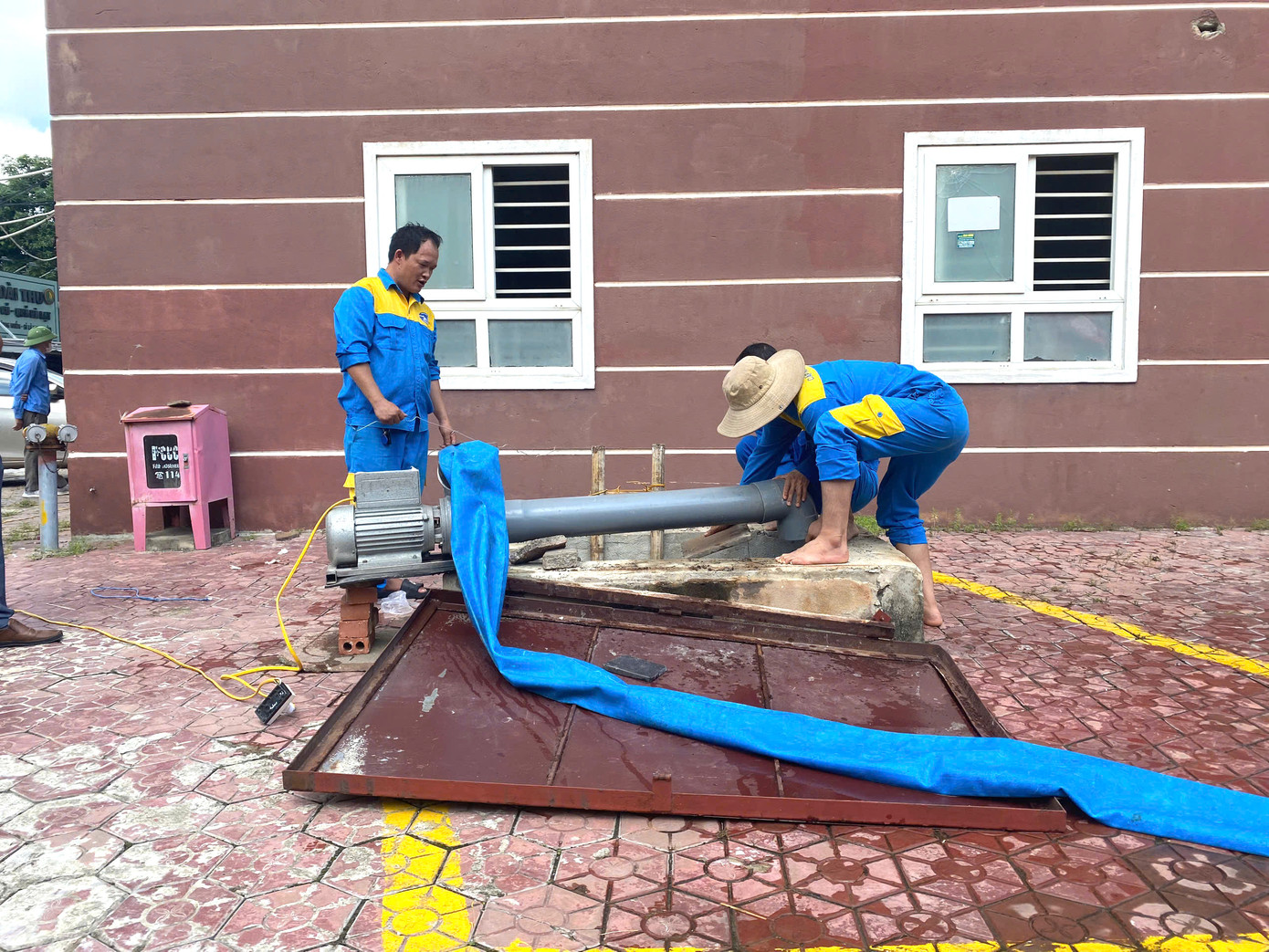 Công ty Cổ phần cấp nước Nghệ An hỗ trợ súc, rửa bể chứa nước ngầm cho chung cư Golden City 3.