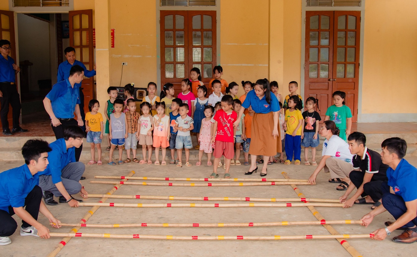 Tại huyện Con Cuông (Nghệ An), thời gian qua các cơ sở Đoàn toàn huyện đã tổ chức nhiều công trình, phần việc ý nghĩa như mở nhiều lớp tiếng Anh, lớp dạy cồng chiêng miễn phí cho các em thanh thiếu nhi trên địa bàn thôn Thành Nam, xã Bồng Khê.