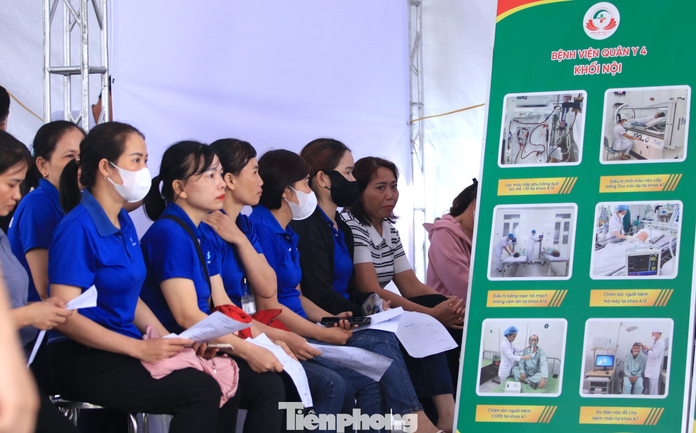 Tại chương trình, thanh niên công nhân, người dân được khám sàng lọc các bệnh lý thường gặp như: Tăng huyết áp, bệnh nội tổng hợp, đồng thời được khám chuyên sâu các chuyên khoa: Răng - Hàm - Mặt, Tai - Mũi - Họng, Mắt, Sản phụ khoa... Tại chương trình, thanh niên công nhân, người dân được khám sàng lọc các bệnh lý thường gặp như: Tăng huyết áp, bệnh nội tổng hợp, đồng thời được khám chuyên sâu các chuyên khoa: Răng - Hàm - Mặt, Tai - Mũi - Họng, Mắt, Sản phụ khoa...