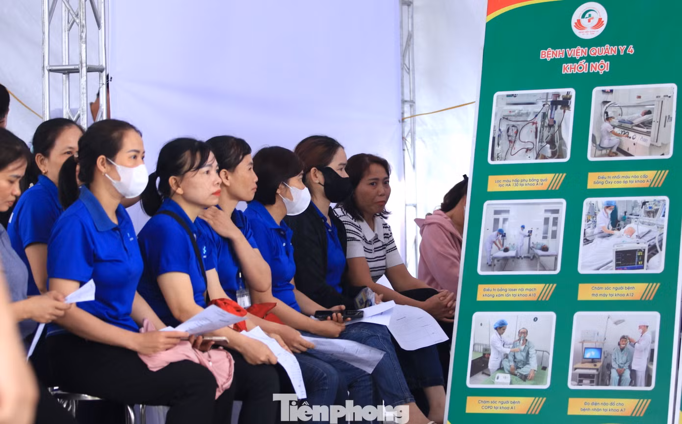 Tại chương trình, thanh niên công nhân, người dân được khám sàng lọc các bệnh lý thường gặp như: Tăng huyết áp, bệnh nội tổng hợp, đồng thời được khám chuyên sâu các chuyên khoa: Răng - Hàm - Mặt, Tai - Mũi - Họng, Mắt, Sản phụ khoa...