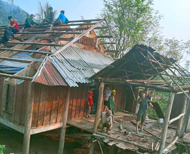 Bí thư Đoàn xã Hữu Lập Lô Văn Hải cho biết, hàng chục đoàn viên của xã, các chi đoàn lập tức phối hợp các cơ quan chức năng đến hỗ trợ người dân khắc phục hậu quả, sửa sang lại nhà cửa để ổn định cuộc sống.