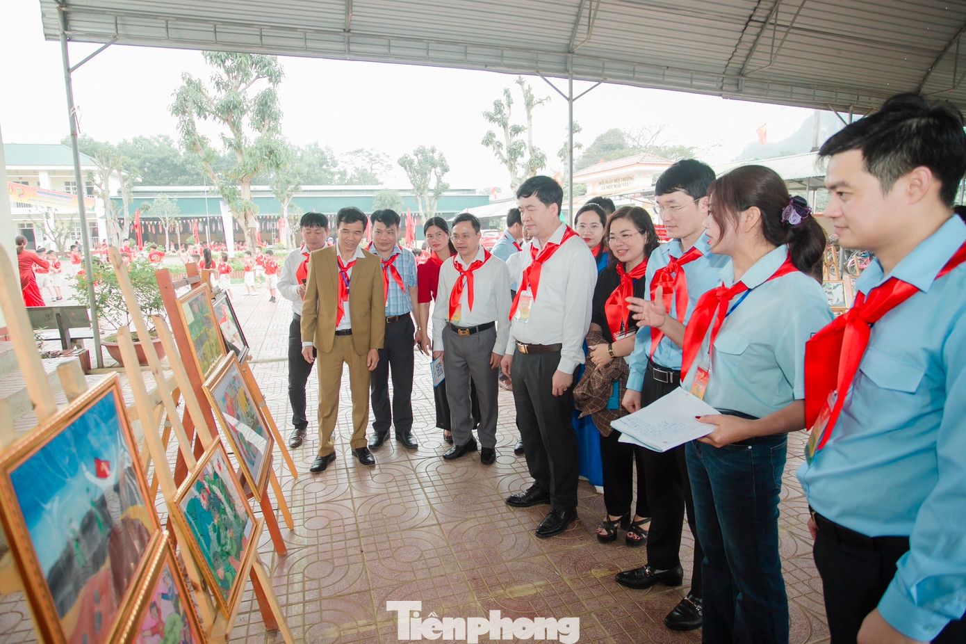 Các đại biểu tham quan triển lãm tranh và hoạt động trải nghiệm không gian đọc sách. Các đại biểu tham quan triển lãm tranh và hoạt động trải nghiệm không gian đọc sách.