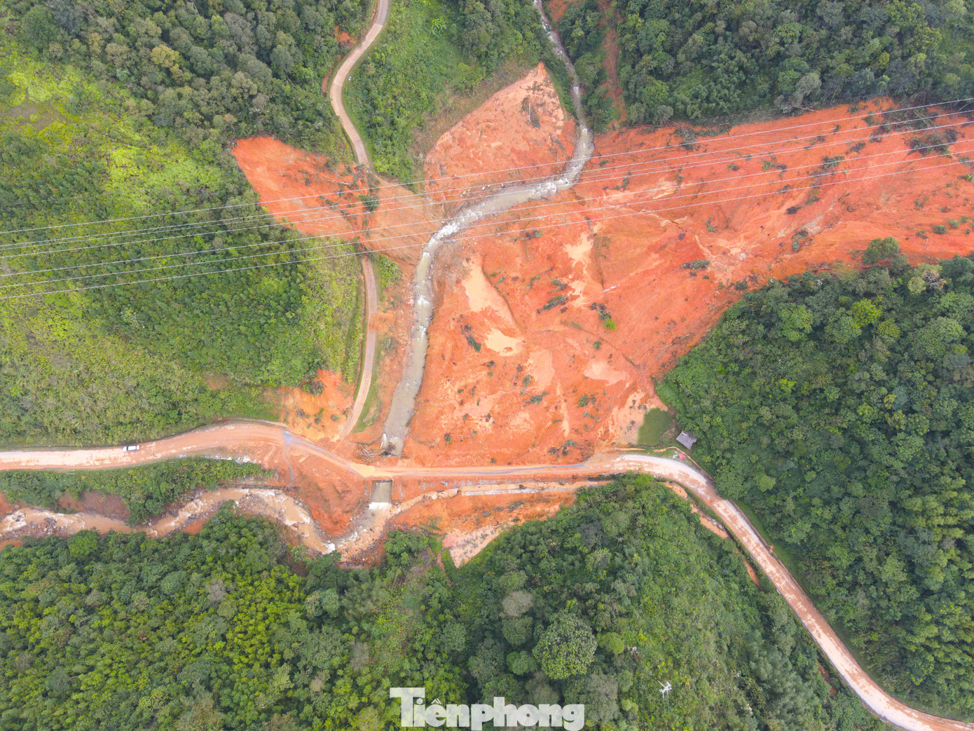 Trước đó từ đêm 8/9, do đường sạt lở nên 1 chiếc xe khách 29 chỗ, 1 ô tô con và 7 xe máy phải dừng chờ trên đường. Vụ sạt lở sáng 9/9 đã cuốn trôi toàn bộ xuống suối Khuổi Ngọa.