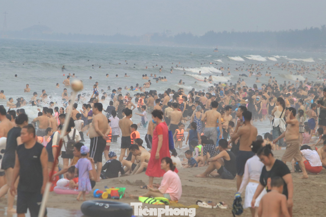 Bờ cát bãi biển Cửa Lò chật kín du khách.