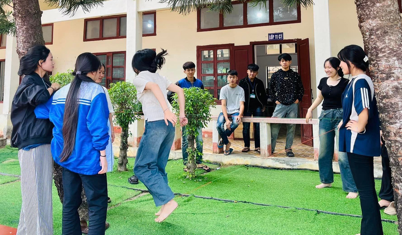 Với những giờ ra chơi năng lượng, các em học sinh được vận động thân thể, giúp giảm thiểu tình trạng ngủ gật và có thể tiếp thu bài giảng hiệu quả hơn trong giờ học.