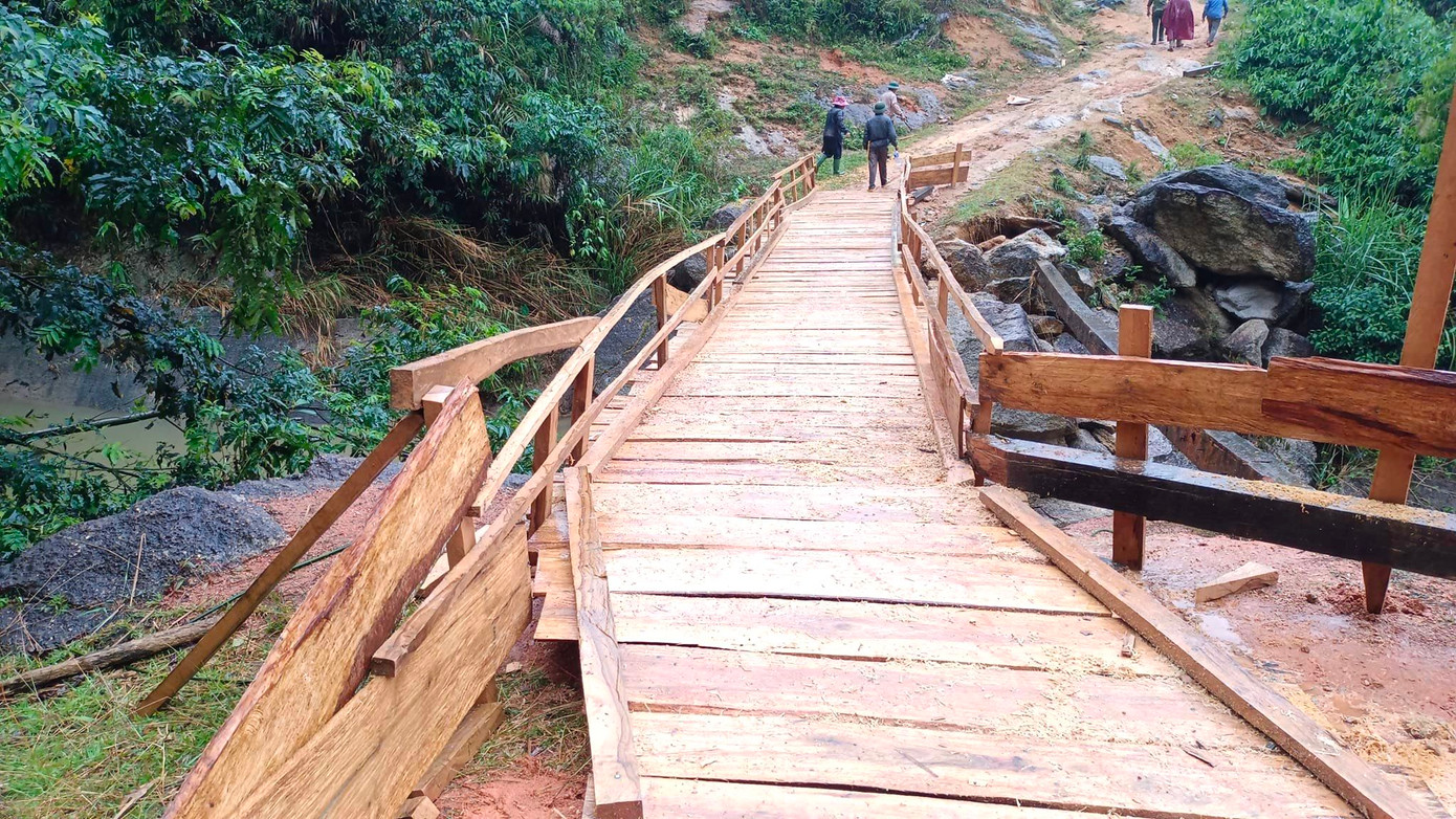 Cây cầu đã được hoàn thành trong niềm vui của chính quyền xã Tri Lễ và hơn 1000 người dân của 3 bản Huôi Xái, Mường Lống, Nậm Tột. Cây cầu đã được hoàn thành trong niềm vui của chính quyền xã Tri Lễ và hơn 1000 người dân của 3 bản Huôi Xái, Mường Lống, Nậm Tột.