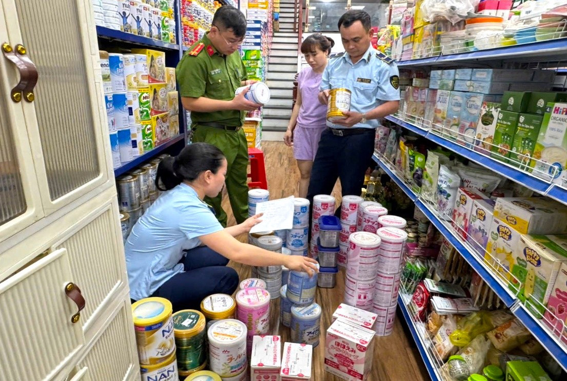 Lực lượng chức năng đã tạm giữ số sữa trên để tiếp tục làm rõ và xử lý. Lực lượng chức năng đã tạm giữ số sữa trên để tiếp tục làm rõ và xử lý.