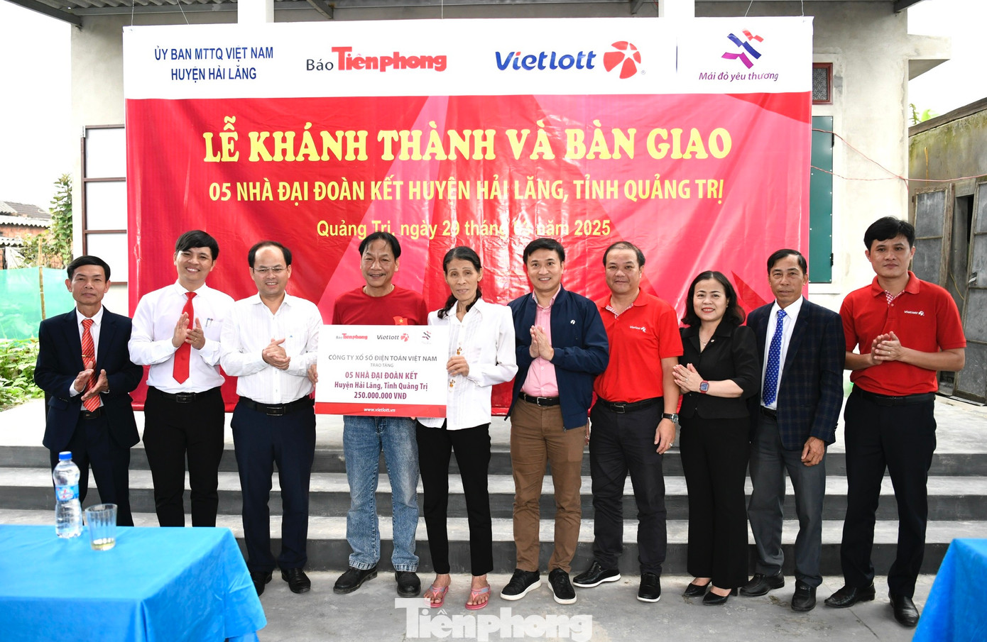 Ban tổ chức trao bảng tượng trưng tài trợ 5 nhà Đại đoàn kết tặng gia đình có hoàn cảnh khó khăn ở huyện Hải Lăng (Quảng Trị).