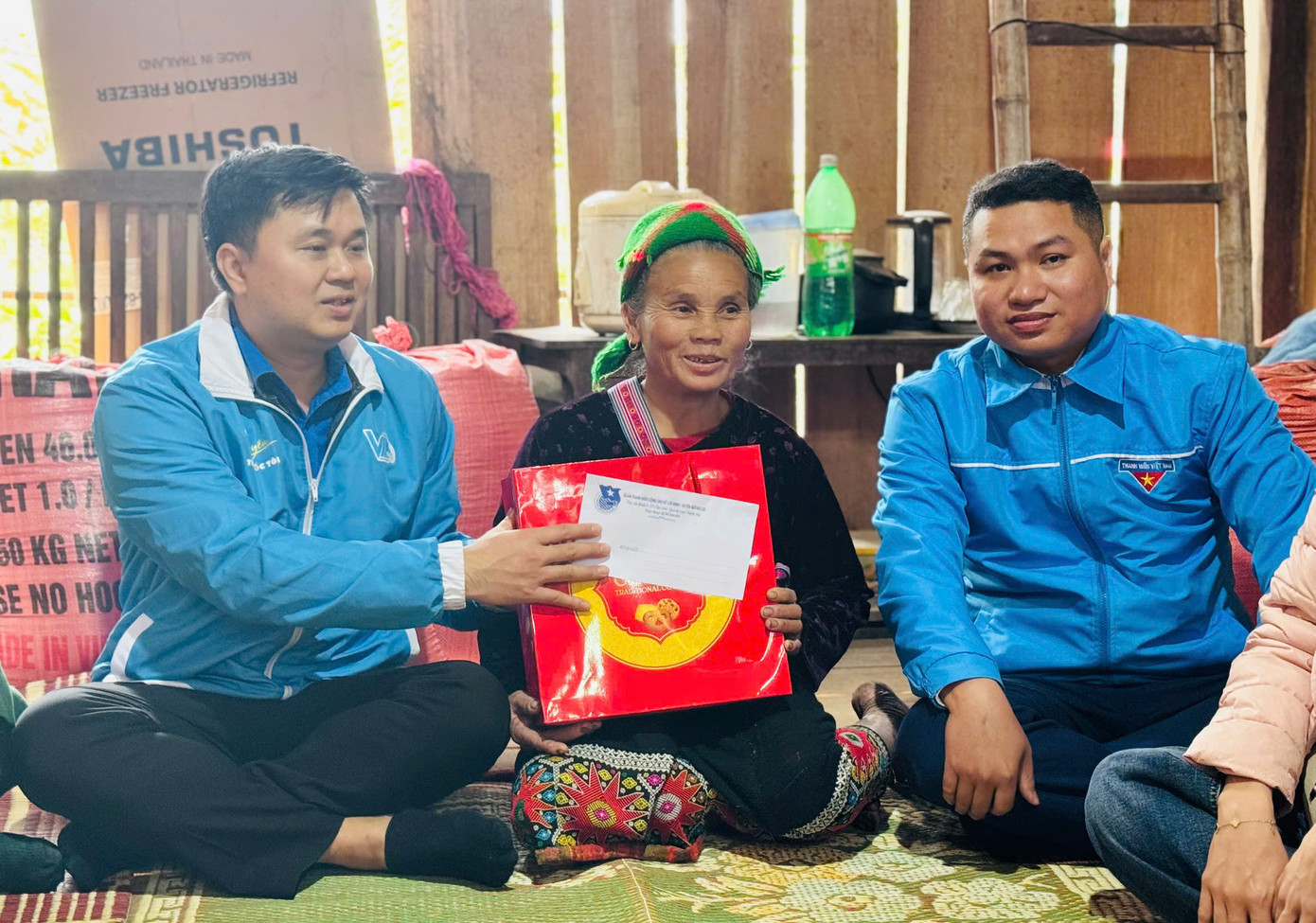 Tại chương trình, Huyện Đoàn - Hội LHTN - Hội đồng Đội huyện Quỳnh Lưu đã trao tặng 80 suất quà, mỗi suất trị giá 500 nghìn đồng cho các hộ nghèo, hộ có hoàn cảnh khó khăn tại xã Nậm Giải và 60 chiếc áo ấm, 20 thùng sữa cho các em học sinh có hoàn cảnh khó khăn tại trường Phổ thông dân tộc bán trú TH&amp;THCS Nậm Giải với tổng trị giá gần 60 triệu đồng.