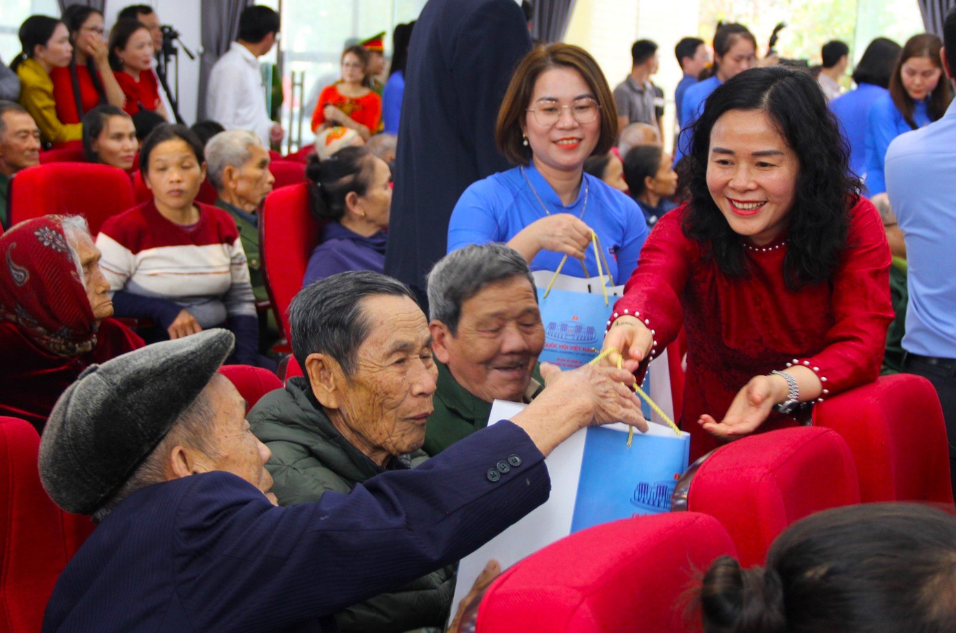 Bà Lê Thị Hoài Chung - Bí thư Huyện ủy Yên Thành trao quà đến người dân. Bà Lê Thị Hoài Chung - Bí thư Huyện ủy Yên Thành trao quà đến người dân.