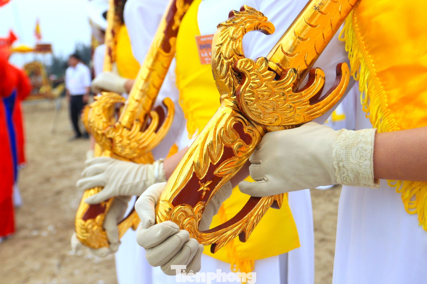 Tay các thiếu nữ cầm chắc bảo kiếm. Tay các thiếu nữ cầm chắc bảo kiếm.