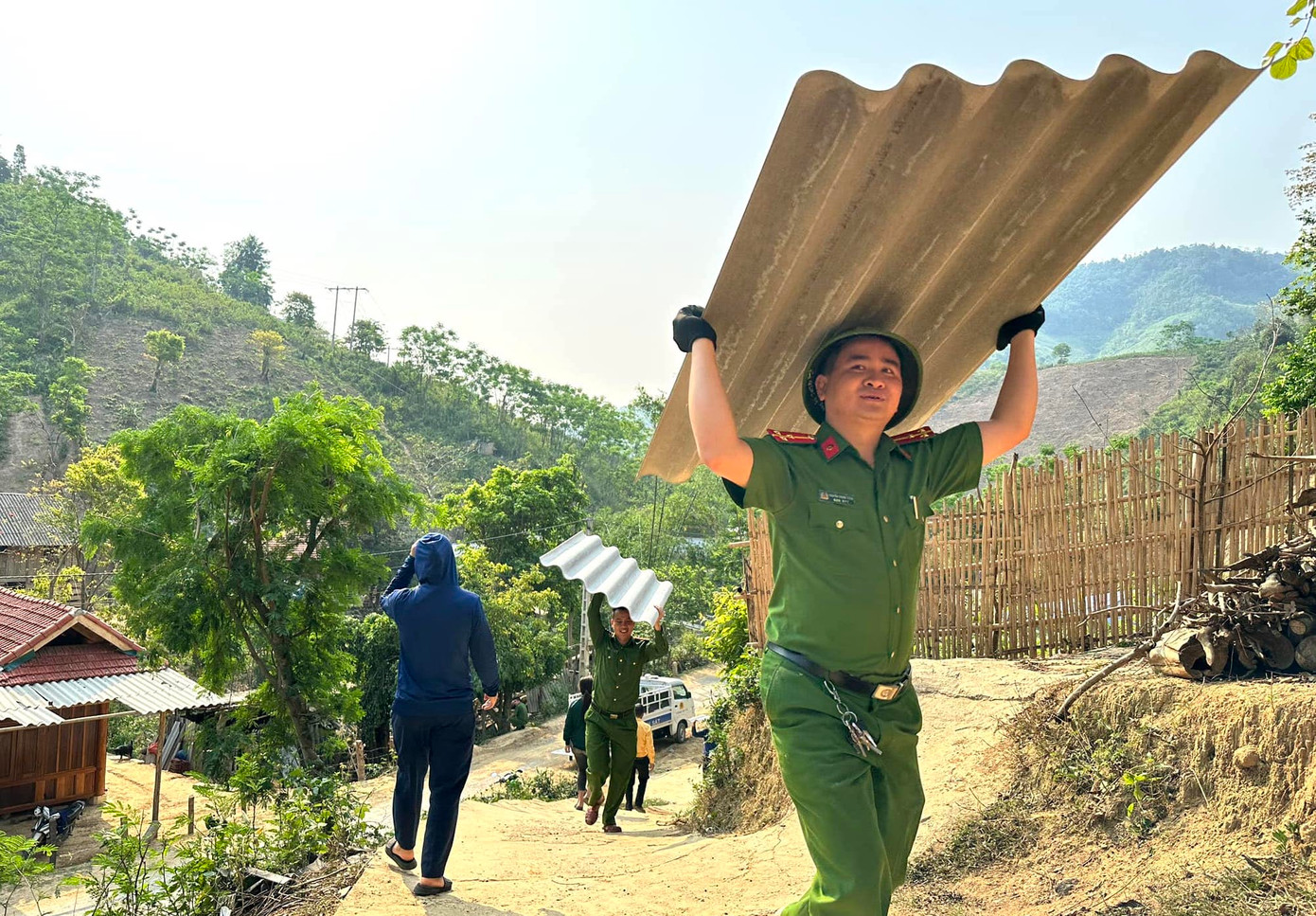 Do nhà người dân ở khu vực núi, địa bàn dốc, các cán bộ chiến sỹ công an phải bốc vác mái ngói lên để lợp lại nhà giúp người dân. Do nhà người dân ở khu vực núi, địa bàn dốc, các cán bộ chiến sỹ công an phải bốc vác mái ngói lên để lợp lại nhà giúp người dân.