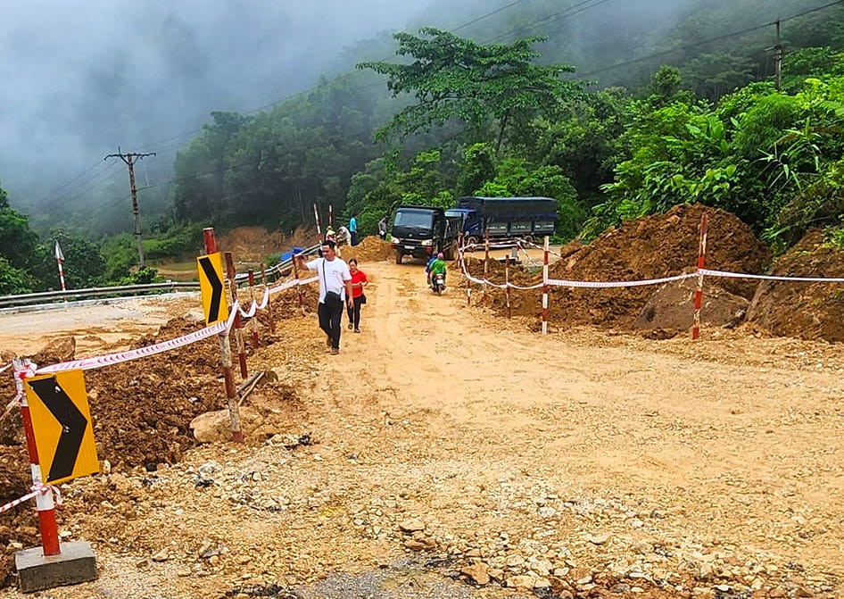 Đến sáng 17/7, mặt đường phụ đã xong, các phương tiện ô tô con, xe tải nhỏ và xe máy đã có thể lưu thông qua khu vực sạt lở.