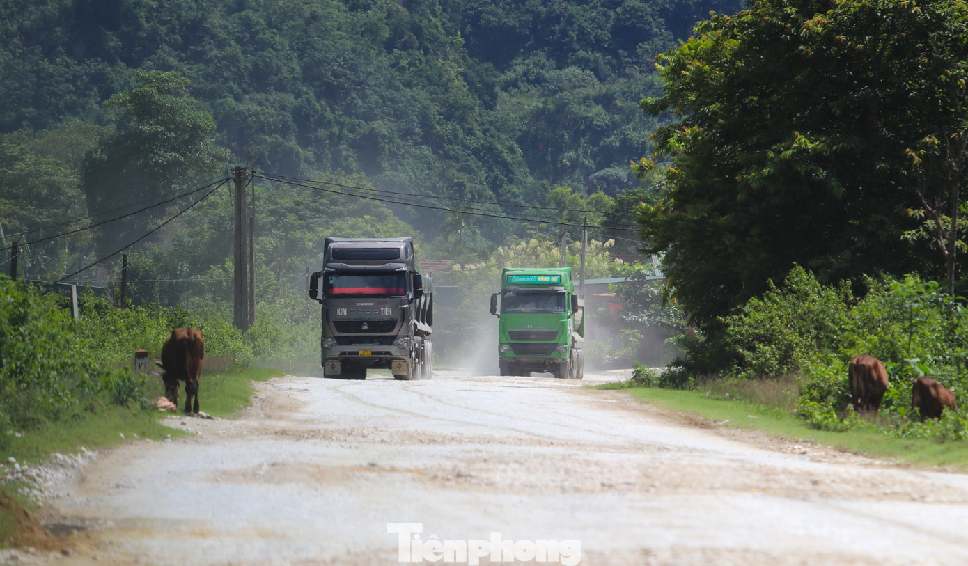 Đi dọc tuyến tỉnh lộ 532, cứ khoảng 10 phút lại bắt gặp những chiếc đầu kéo, howo chở đầy ắp đá, quặng chạy ầm ầm trên đường.
