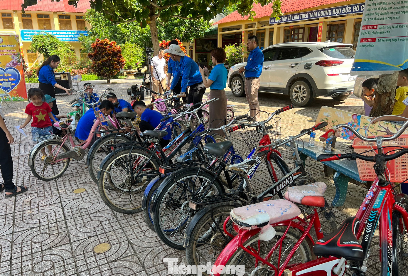 Ngày 30/8, anh Lữ Thành Long - Bí thư Huyện đoàn, Chủ tịch Hội đồng Đội huyện Quế Phong (Nghệ An) cho biết, đơn vị này vừa tổ chức Chương trình “Sửa xe cho em - cùng em đến trường” tại Trường Tiểu học Tiền Phong 1 (Quế Phong).