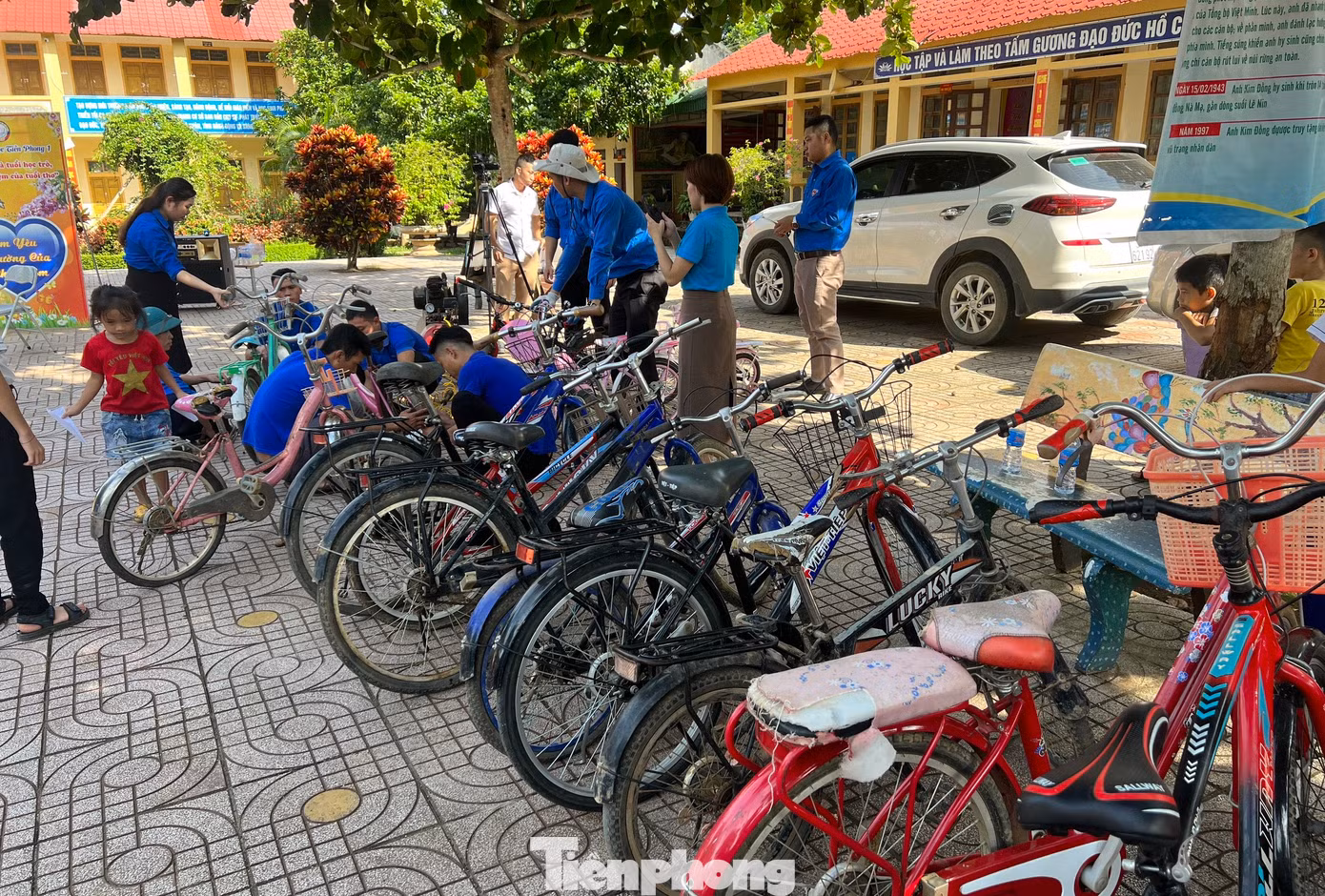 Ngày 30/8, anh Lữ Thành Long - Bí thư Huyện đoàn, Chủ tịch Hội đồng Đội huyện Quế Phong (Nghệ An) cho biết, đơn vị này vừa tổ chức Chương trình “Sửa xe cho em - cùng em đến trường” tại Trường Tiểu học Tiền Phong 1 (Quế Phong).
