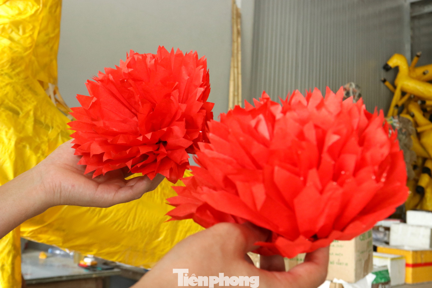 Chị Trương Thị Hiền (43 tuổi, trú xã Hưng Thịnh) cho biết chị đã có kinh nghiệm 3 năm làm vàng mã và các công đoạn để ra một con ngựa giấy hoàn chỉnh. Công việc nhẹ nhàng nhưng yêu cầu tập trung cao và sự khéo léo. Những ngày này, chị Hiền tất bật làm việc cả ngày để khi có khách mua sẽ giao hàng cho khách hoặc bán cho du khách về đền làm lễ. Chị Trương Thị Hiền (43 tuổi, trú xã Hưng Thịnh) cho biết chị đã có kinh nghiệm 3 năm làm vàng mã và các công đoạn để ra một con ngựa giấy hoàn chỉnh. Công việc nhẹ nhàng nhưng yêu cầu tập trung cao và sự khéo léo. Những ngày này, chị Hiền tất bật làm việc cả ngày để khi có khách mua sẽ giao hàng cho khách hoặc bán cho du khách về đền làm lễ.