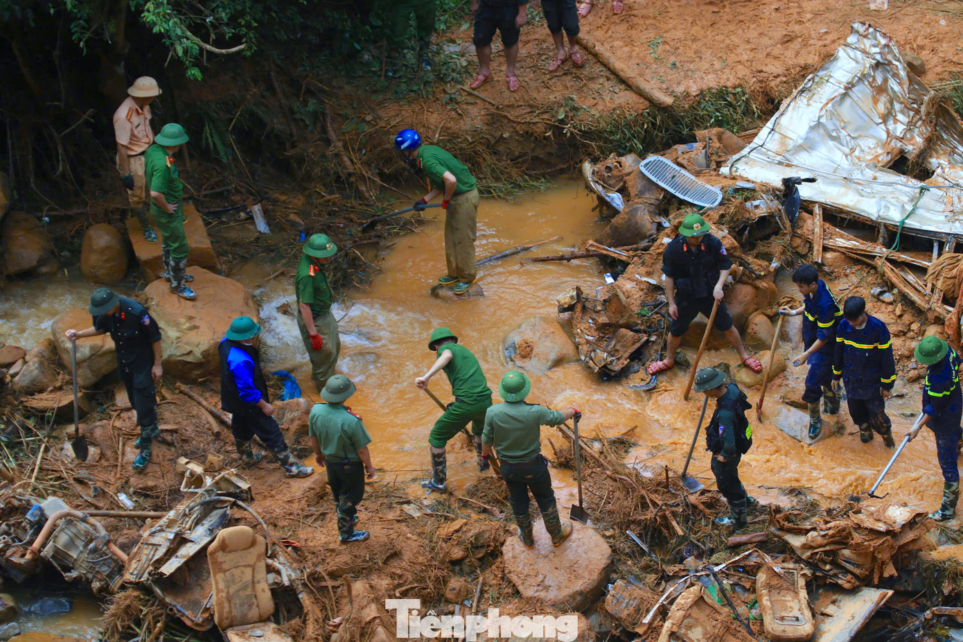 Song song với việc tìm kiếm các nạn nhân mất tích, gần 1 tuần qua, cơ quan chức năng tập trung trục vớt xe khách, xe con và xe máy gặp nạn ra khỏi hiện trường.