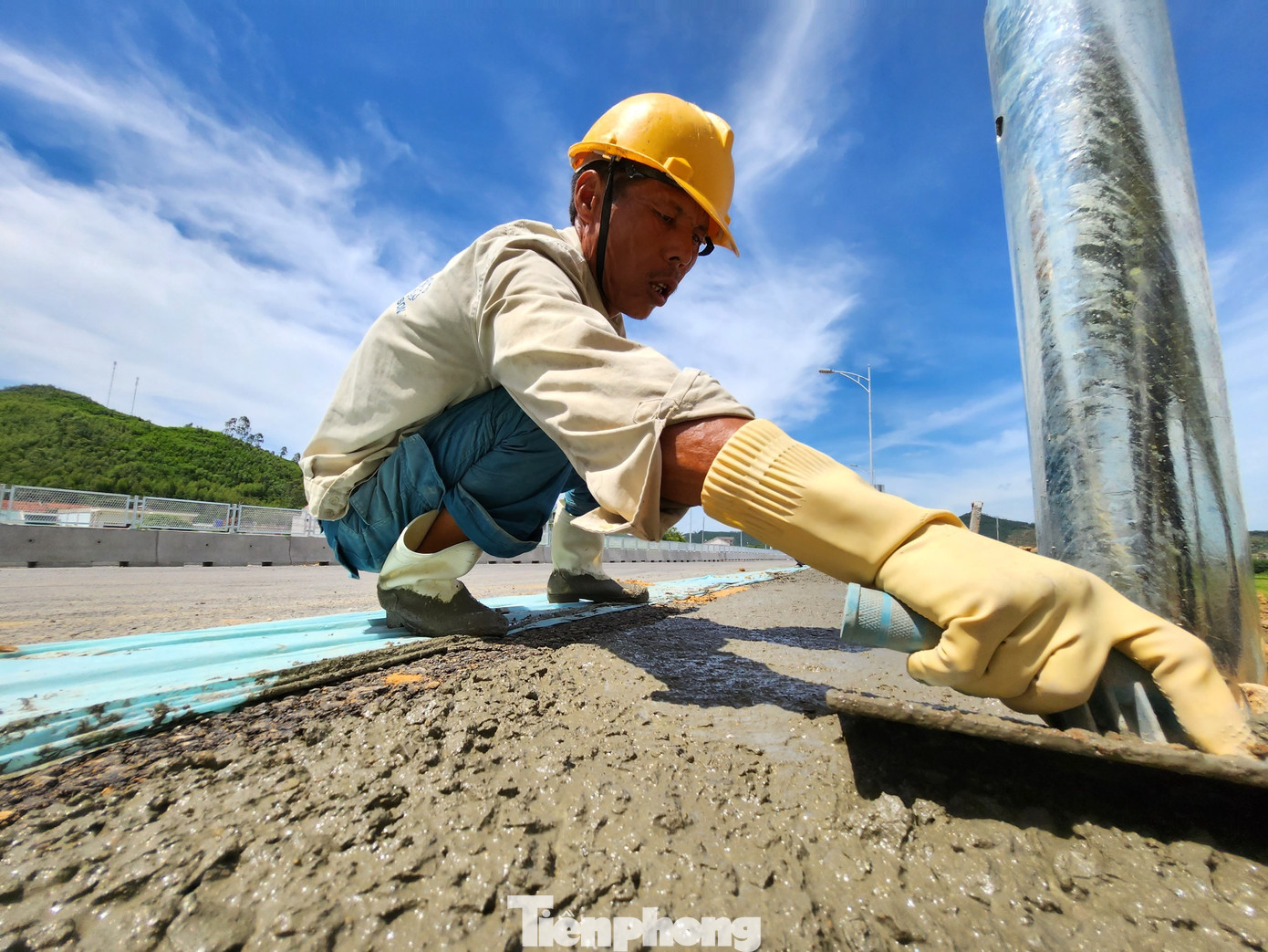 "Chúng tôi làm việc xuyên ngày đêm theo các ca khác nhau để đảm bảo tiến độ. Mong sao kịp tiến độ đề ra để tuyến đường được thông suốt", ông Dương Hải Bằng (trú xã Quỳnh Văn, Quỳnh Lưu) - công nhân làm việc cho nhà thầu Công ty Hòa Hiệp chia sẻ.