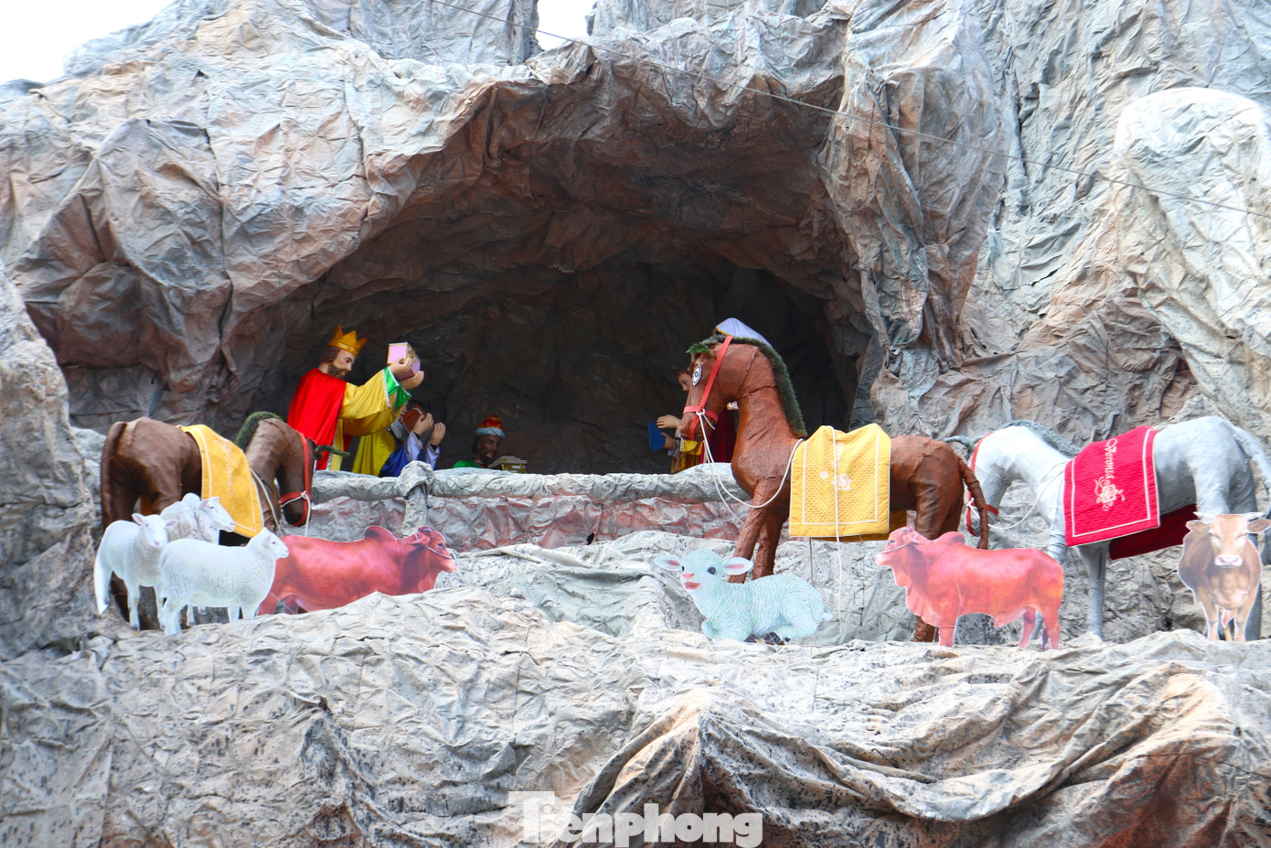 Hang Giáng sinh mô tả lại cảnh Chúa Hài Đồng chào đời. Hang Giáng sinh mô tả lại cảnh Chúa Hài Đồng chào đời.