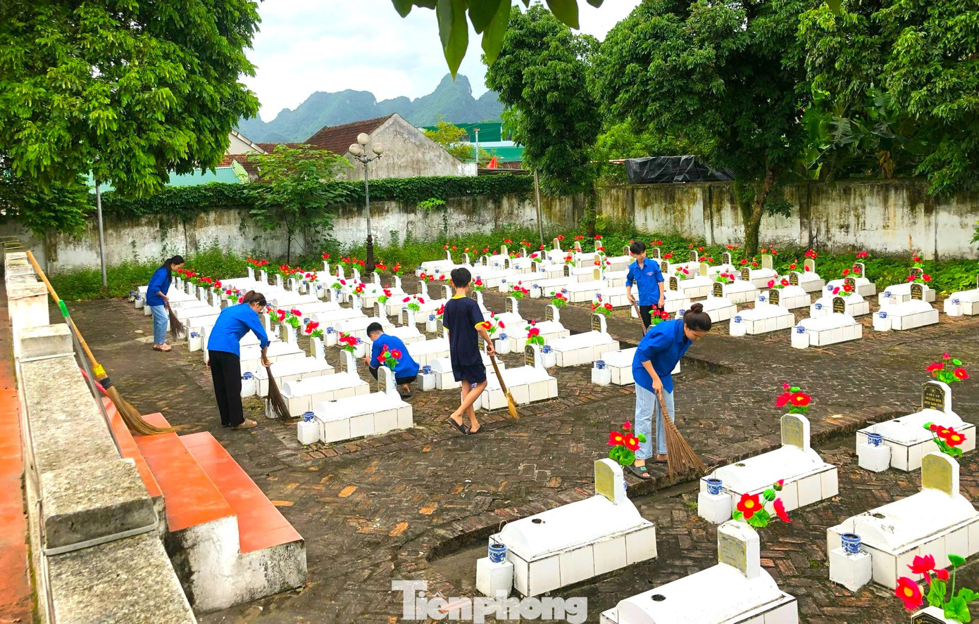 Những ngày qua, tuổi trẻ huyện Con Cuông (Nghệ An) đã đồng loạt ra quân chỉnh trang, dọn dẹp, chăm sóc đài tưởng niệm, nghĩa trang anh hùng liệt sĩ tại 13 xã, thị trấn trên địa bàn. Hoạt động được tổ chức nhằm hướng tới kỷ niệm 77 năm Ngày Thương binh - Liệt sĩ.