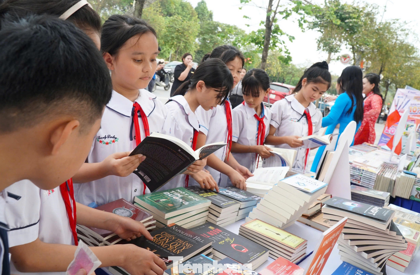 Các em học sinh tiểu học, trung học cơ sở trên địa bàn thành phố Vinh (Nghệ An) tham gia ngày hội đọc sách.