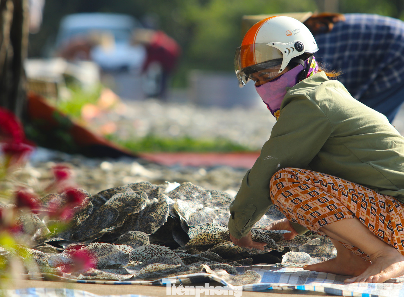 "Làm bánh đa không mệt nhưng lúc phơi bánh có lẽ mệt nhất vì phải làm giữa nắng. Công việc làm bánh cũng cho tôi có thu nhập ổn định. Tết này có thêm tiền để sắm Tết", bà Nguyễn Thị Thoa (52 tuổi) chia sẻ và cho hay, bà làm thuê tại các cơ sở bánh đa được hơn 3 năm nay. "Làm bánh đa không mệt nhưng lúc phơi bánh có lẽ mệt nhất vì phải làm giữa nắng. Công việc làm bánh cũng cho tôi có thu nhập ổn định. Tết này có thêm tiền để sắm Tết", bà Nguyễn Thị Thoa (52 tuổi) chia sẻ và cho hay, bà làm thuê tại các cơ sở bánh đa được hơn 3 năm nay.