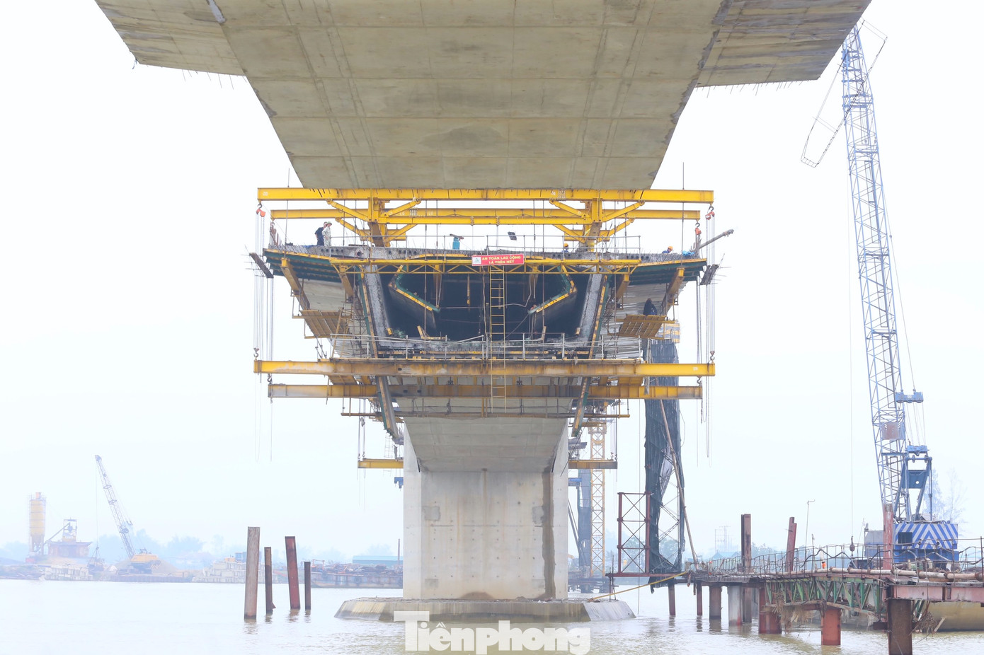 Anh Nguyễn Quang Trung cho biết, Tập đoàn Cienco 4 thi công từ mố M0 đến trụ T13 của cầu Hưng Đức. Phần cầu dẫn đã đúc xong dầm super T, lao lắp và đổ bê tông xong mặt cầu 8/9 nhịp. Riêng mố M0 đã bắt đầu triển khai cọc khoan nhồi. Đơn vị sẽ thi công khoan cọc nhồi và phần bệ mố trước Tết Nguyên đán.
