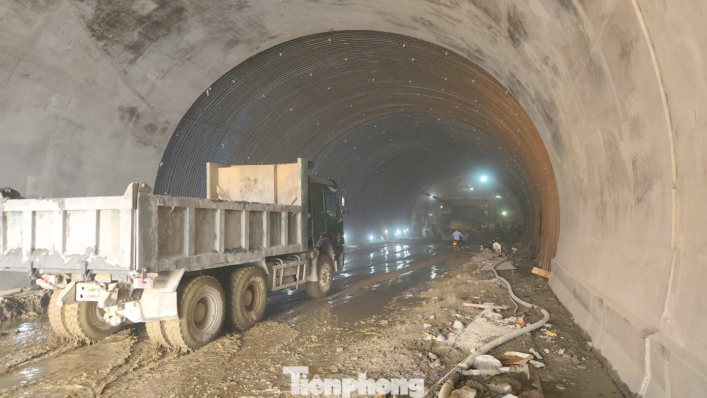 Các phương tiện máy móc hiện đại nhộn nhịp ra vào hầm để thi công. Các phương tiện máy móc hiện đại nhộn nhịp ra vào hầm để thi công.