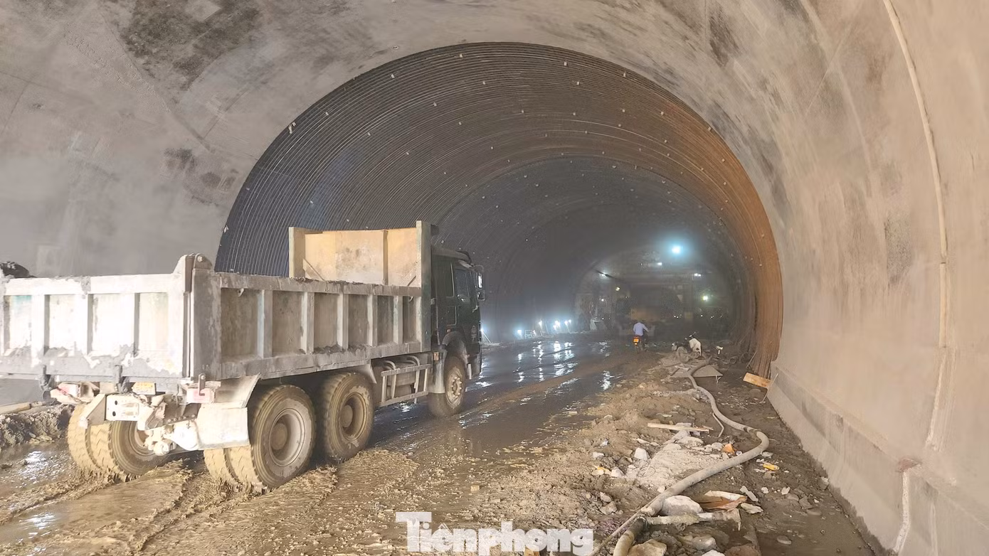 Các phương tiện máy móc hiện đại nhộn nhịp ra vào hầm để thi công. Các phương tiện máy móc hiện đại nhộn nhịp ra vào hầm để thi công.