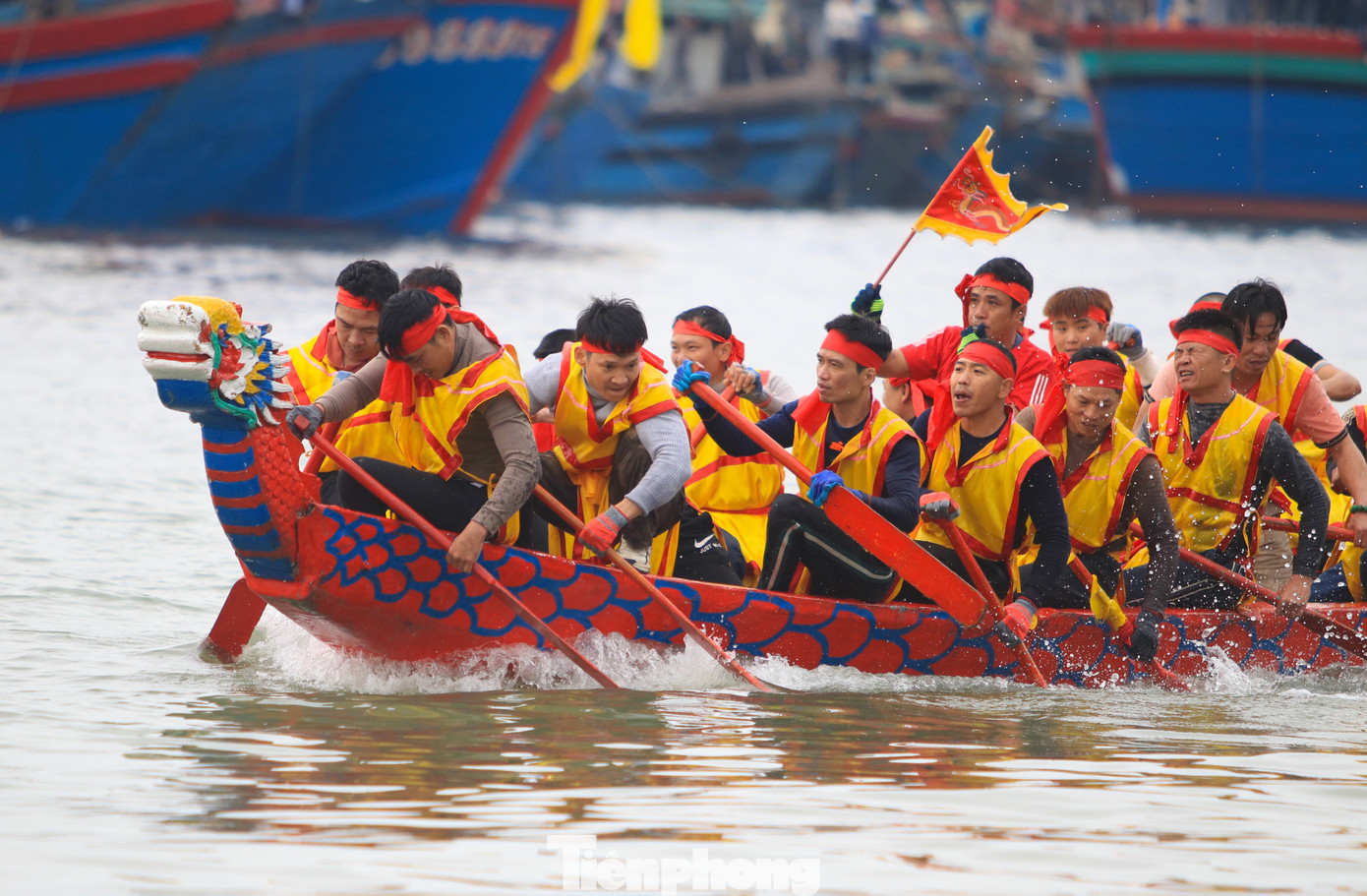 Trên sông, các đội đua hết mình chèo để dành chiến thắng. Trên sông, các đội đua hết mình chèo để dành chiến thắng.