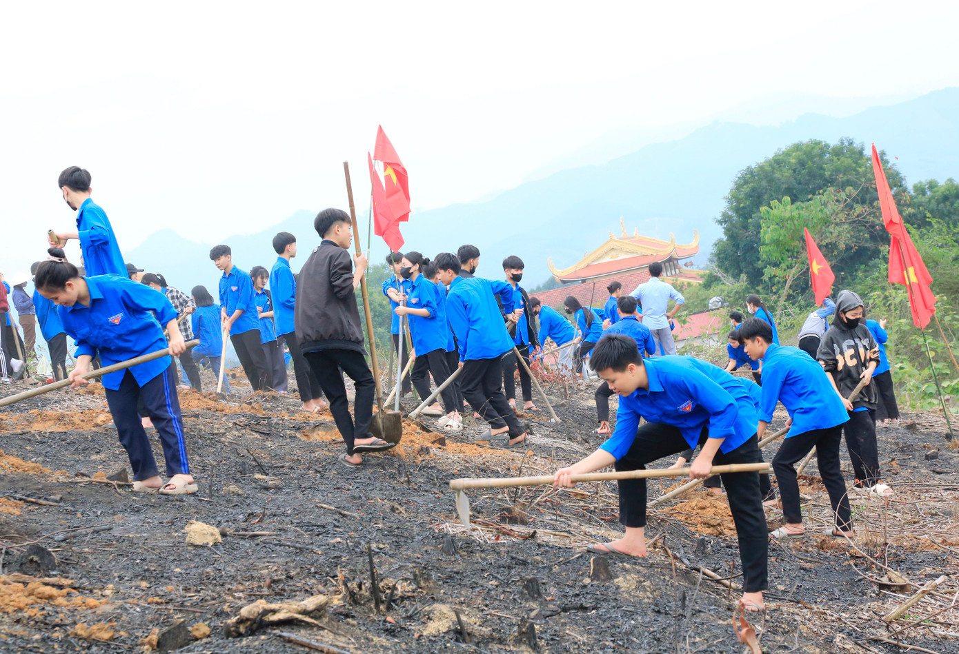 Với sức trẻ, sự nhiệt huyết, các giáo viên, học sinh và đoàn viên thanh niên đã đồng lòng để hoàn thành việc trồng cây xanh. Với sức trẻ, sự nhiệt huyết, các giáo viên, học sinh và đoàn viên thanh niên đã đồng lòng để hoàn thành việc trồng cây xanh.
